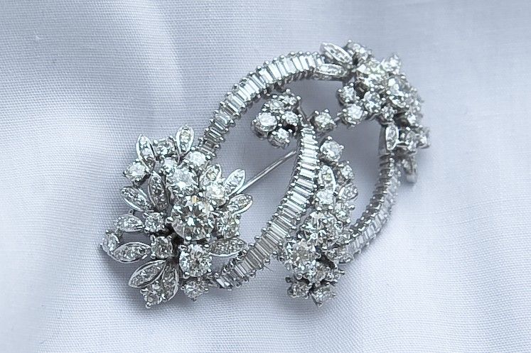Womens 1950s 10.5 CT DIAMOND (H VS1) Platinum ANTIQUE Brooch Pin 